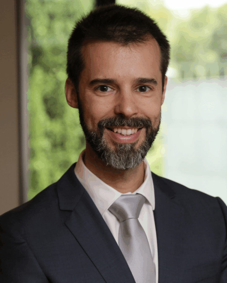 Homem de fato em ambiente interno.