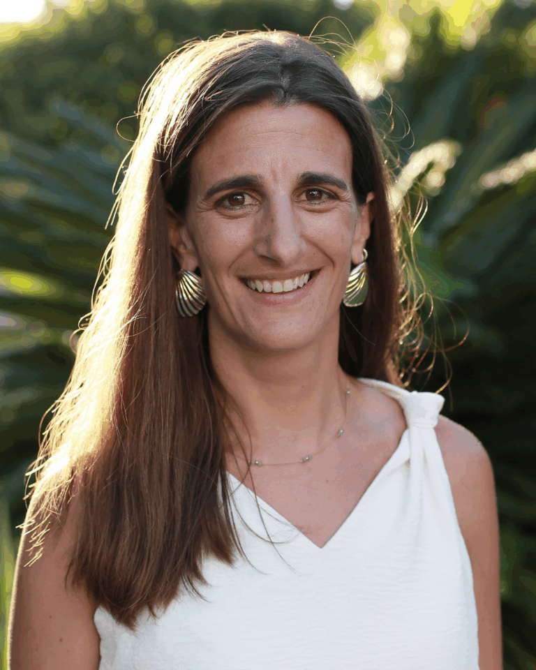 Mulher com cabelo longo ao ar livre.