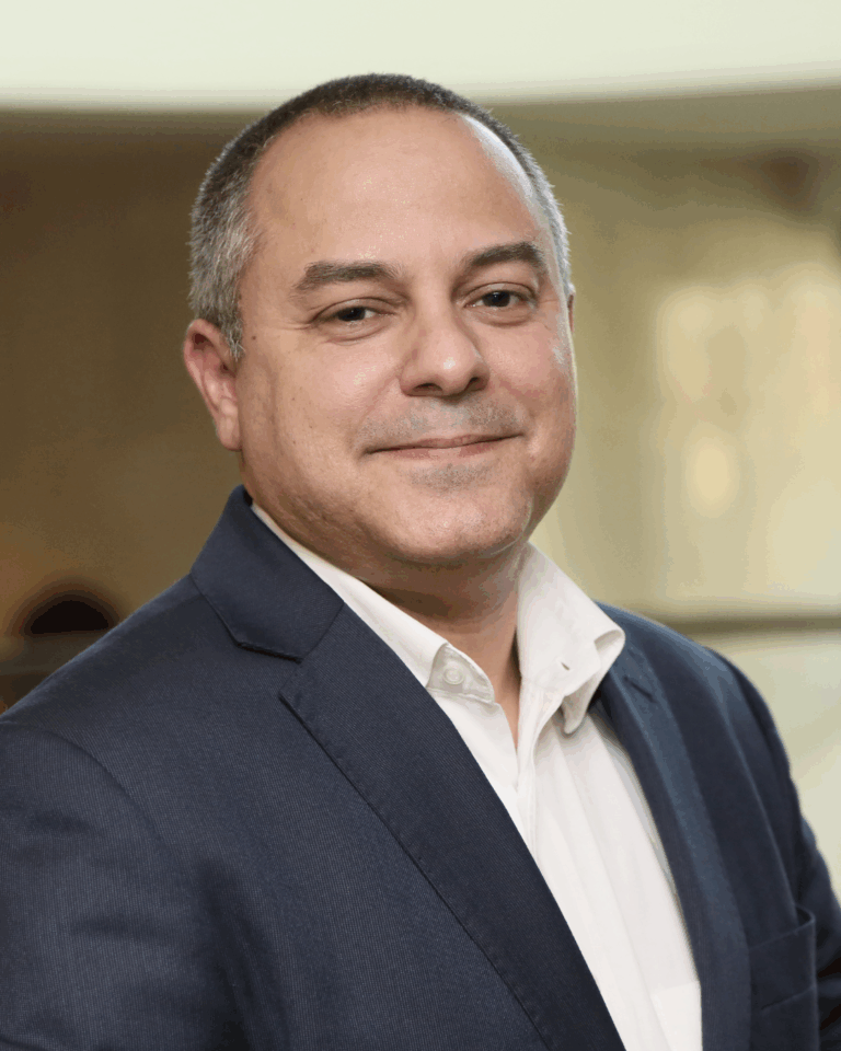 Homem de fato em ambiente interno.