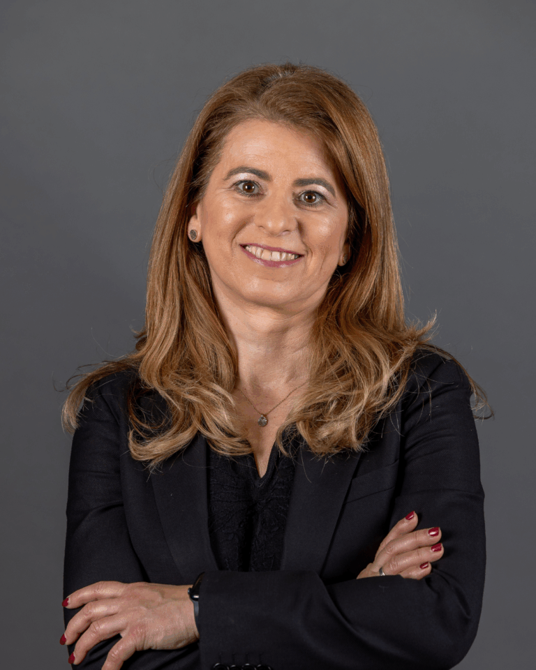 Mulher com cabelo longo e liso.