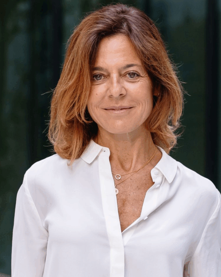 Mulher com camisa branca elegante.