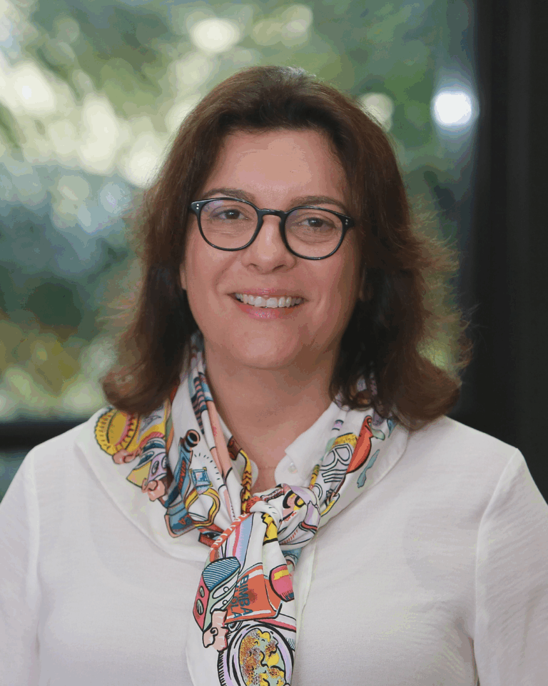 Mulher com lenço colorido no pescoço