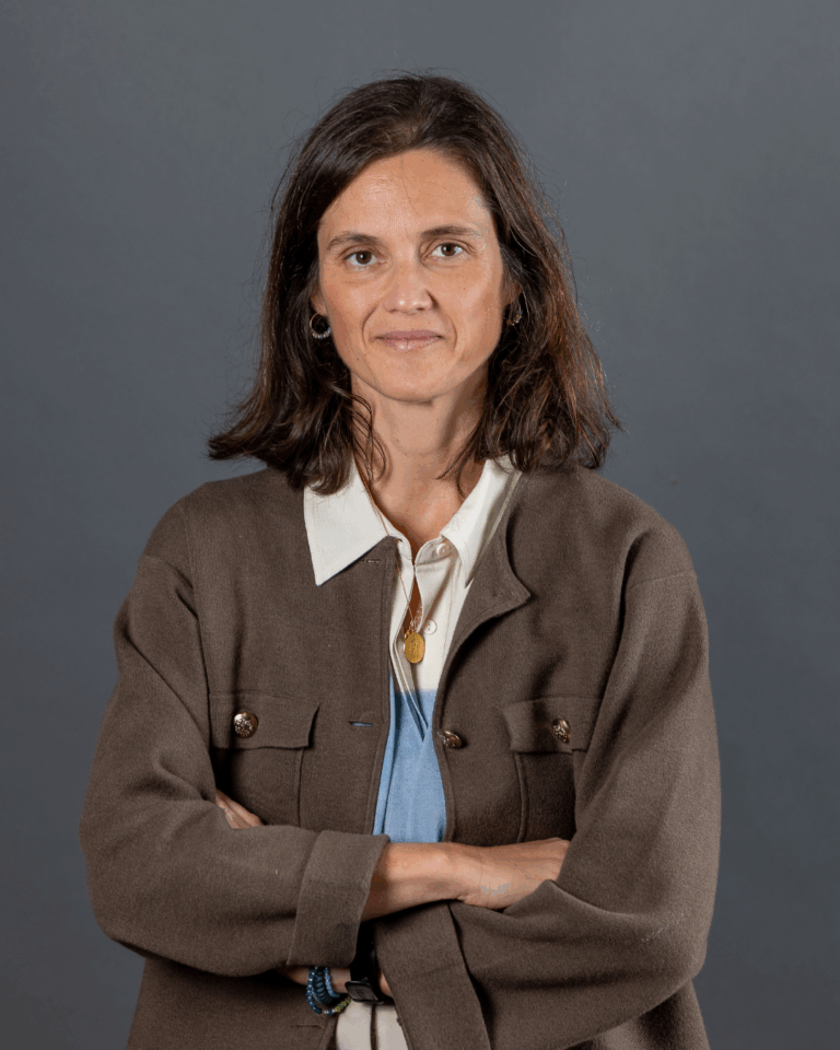 Mulher com roupa casual e serena.