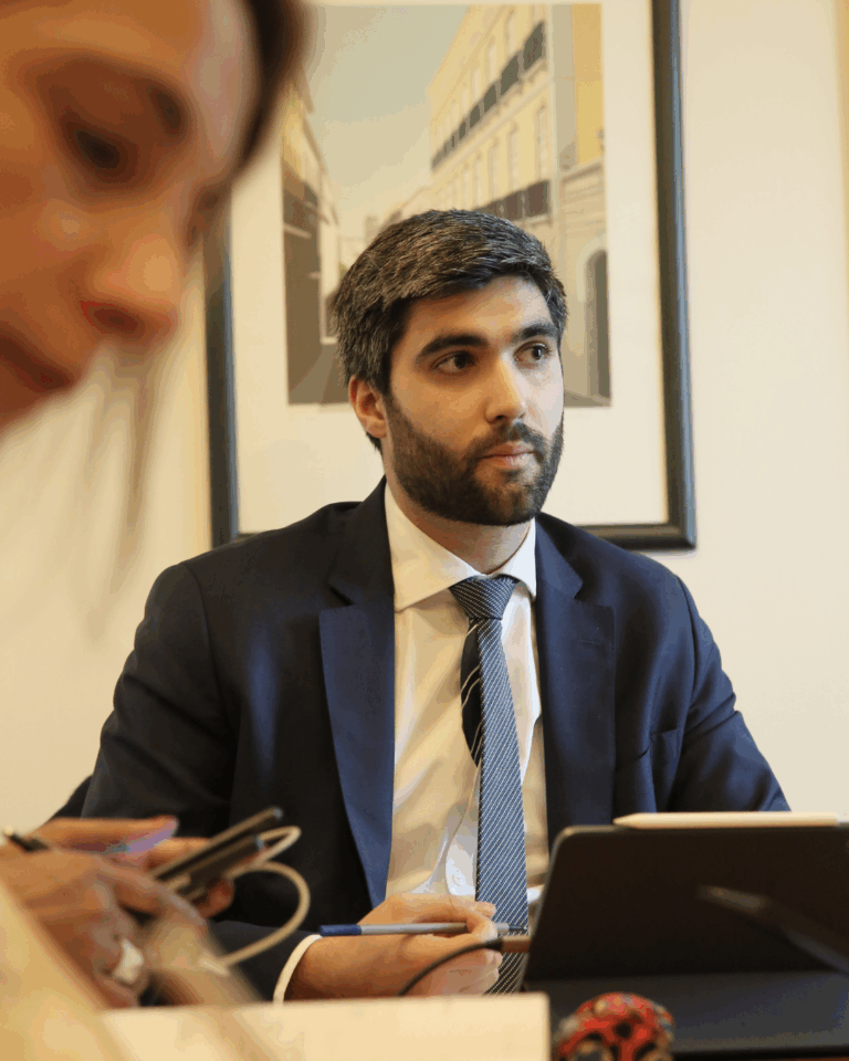 Homem de fato em reunião