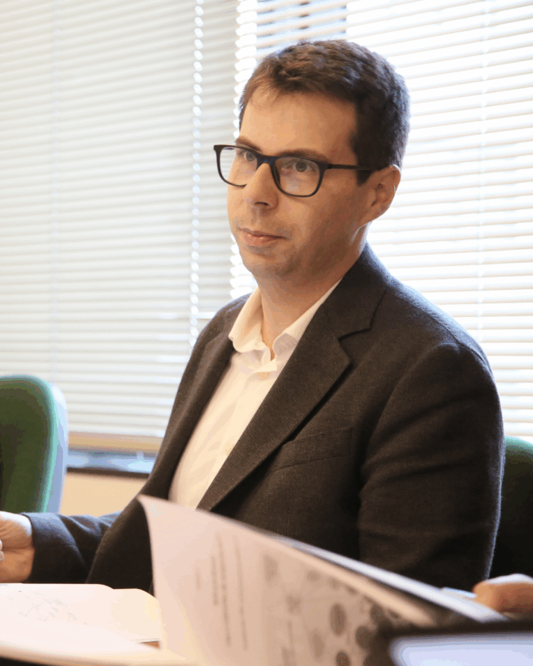 Homem em reunião com documentos.