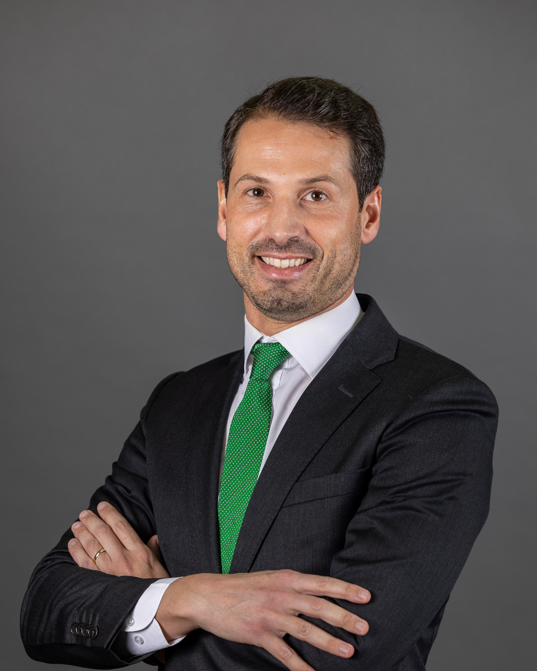 Homem de fato com gravata verde.