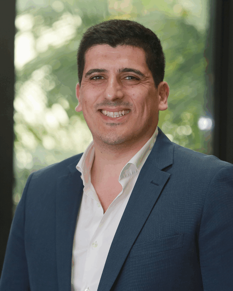 Homem em terno com fundo verde.