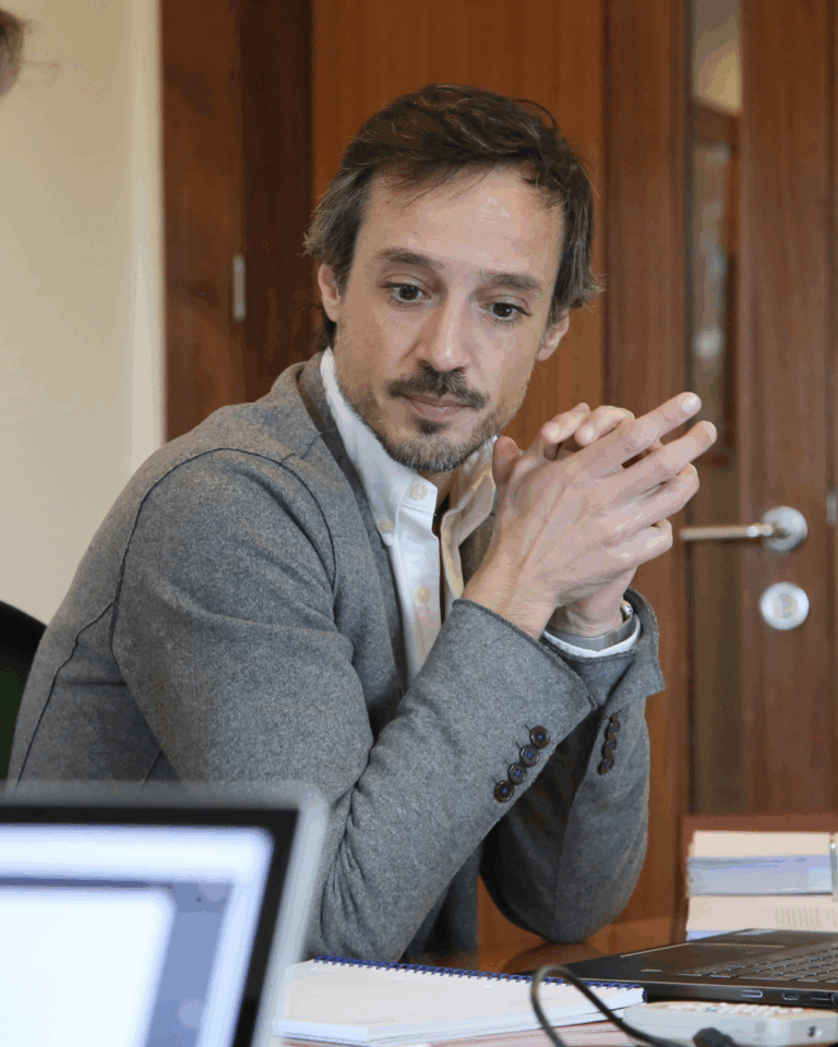 Homem em reunião com laptop.