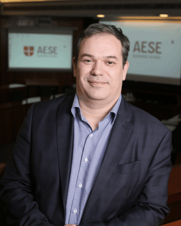 Homem em ambiente de negócios.