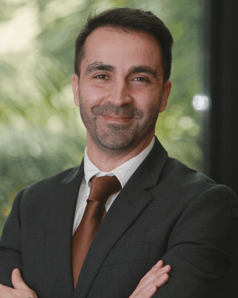 Homem de fato em ambiente profissional.