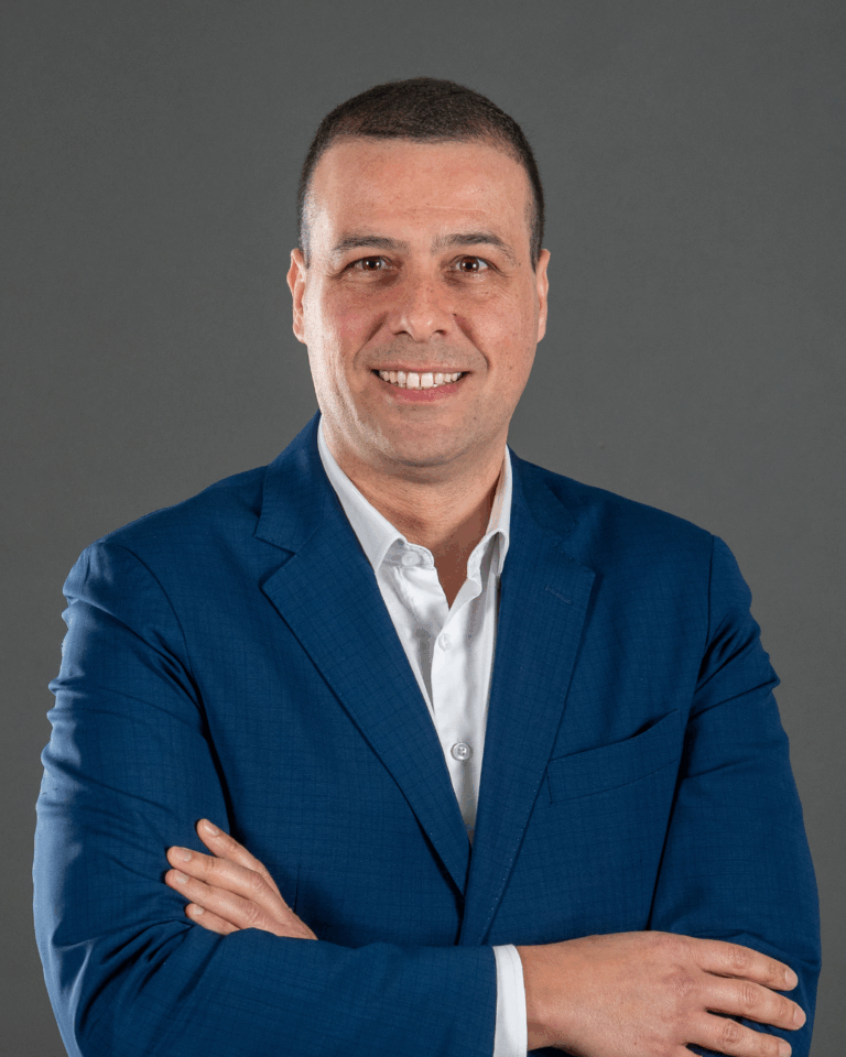 Homem de fato azul, pose confiante.