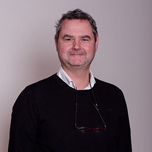 Homem com camisa preta e óculos.