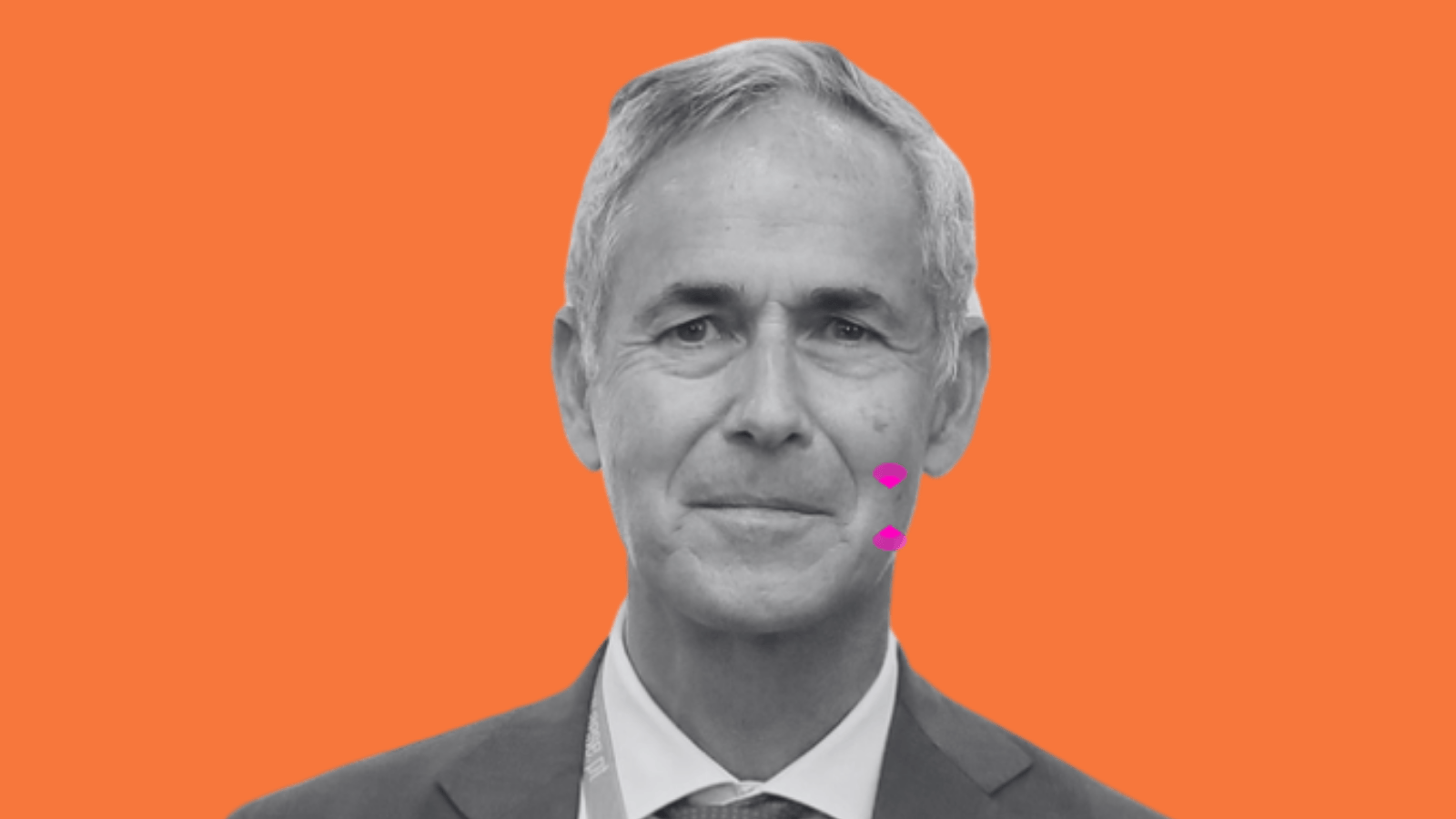 Pessoa em fundo laranja sem rosto.