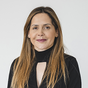 Mulher com cabelo longo e liso.