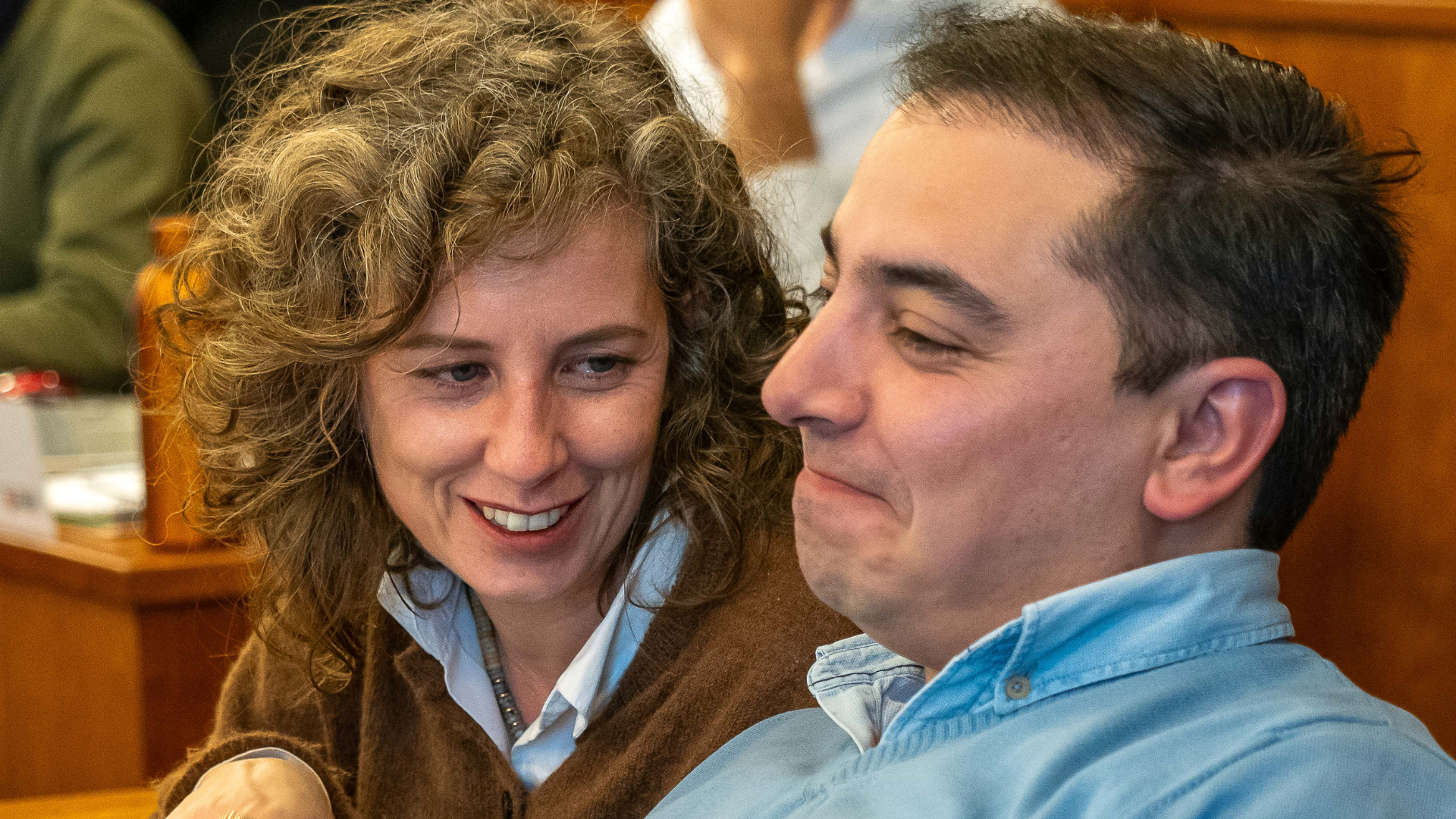 Dois alunos a comentar um tema durante um momento de debate na sala de aula