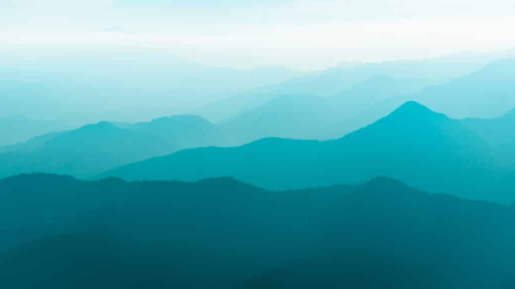 Montanhas em tons de azul