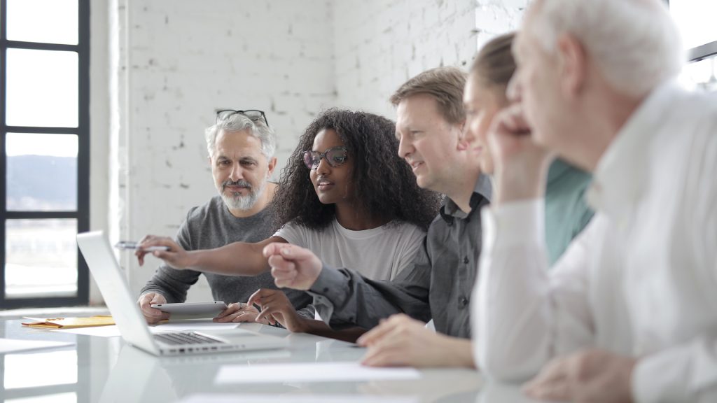 Reunião colaborativa de grupo diverso.