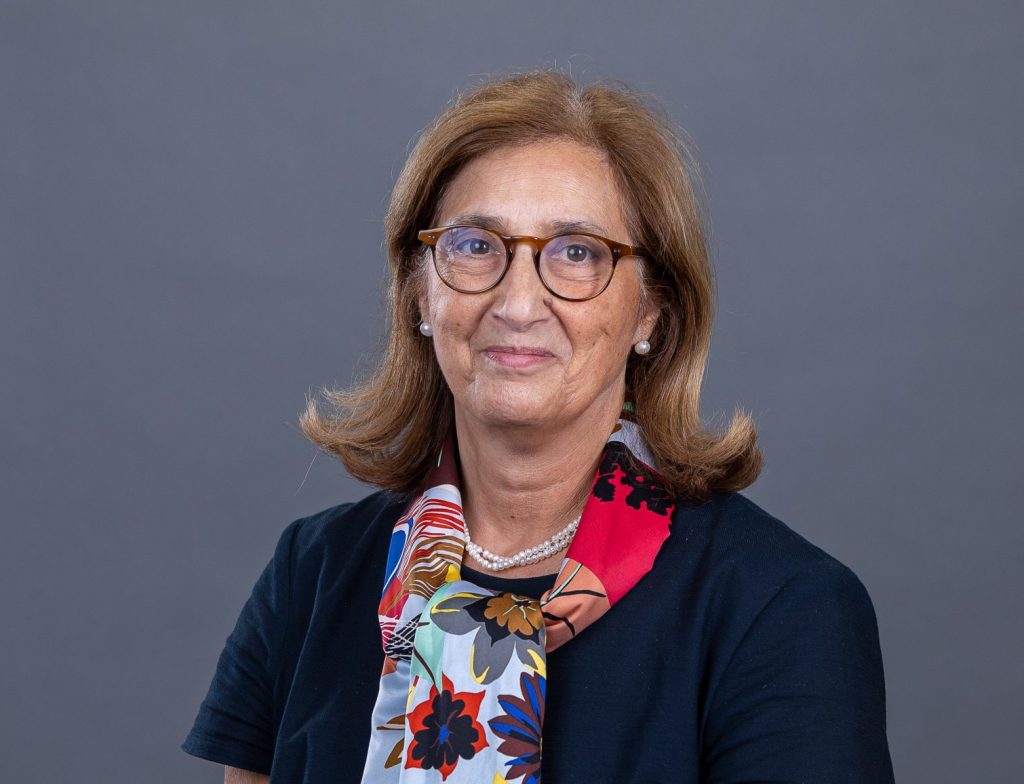 Mulher com roupa escura e lenço colorido